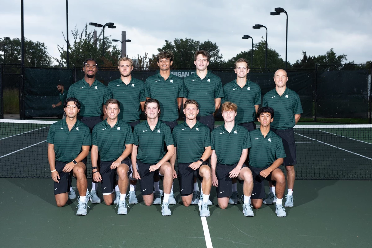 2021-22 Men's Tennis Team Photo