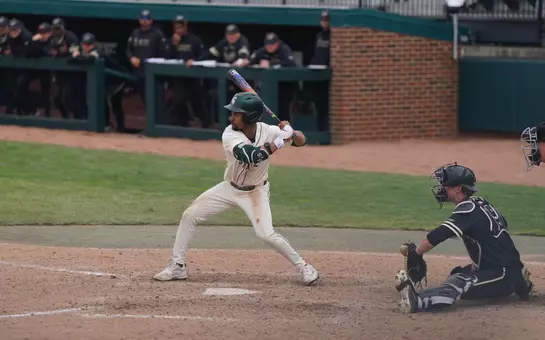 Khamaree Thomas prepares to swing