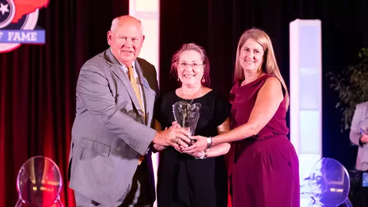 Hayes Daughters accepting the Pat Summitt award