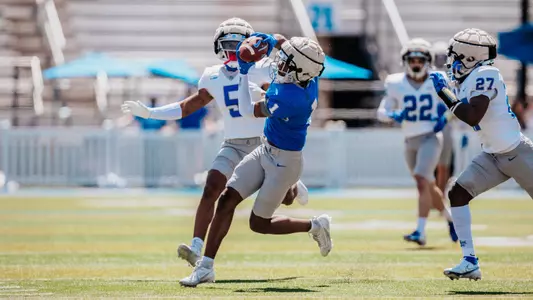 Omari Kelly makes a catch for the Blue Team during the 2024 Spring Game.