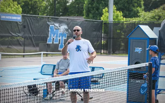 Men's tennis signing lora