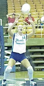 Setter Goldie Bilyeu had 10 di...