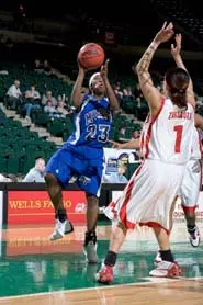 Patrice Holmes hit a three-poi...