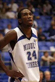 Roberts' last-second shot lifts Warhawks past Blue Raiders