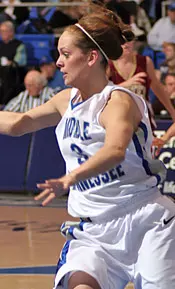 Queen's Double-Double Leads Raiders over DU