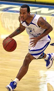 Men's basketball starts fast to improve to 2-0