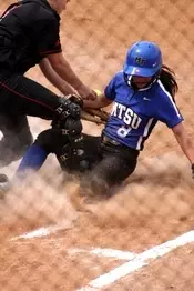 Softball falls to Auburn