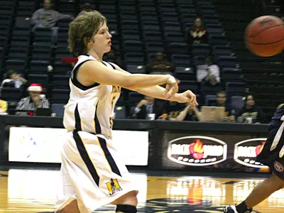 Lady Racers Remain Undefeated In OVC Play Image