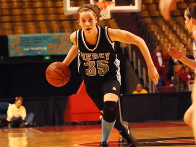 Lady Racers Sign Jenny Petrie Image
