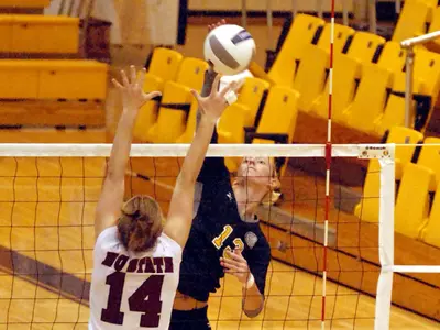 Volleyball Shuts Out DePaul 3-0 Image