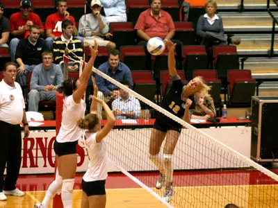 Volleyball Battles TSU In 3-1 Loss Image