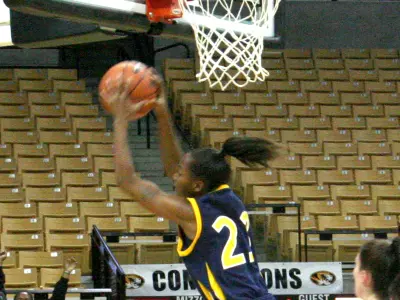 Women's Basketball Battles, Falls At Missouri Image