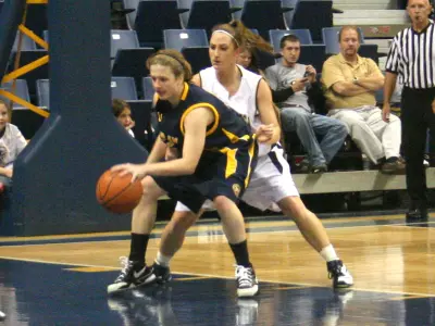 Women's Basketball Makes Delaware's Hens Blue, 62-46 Image