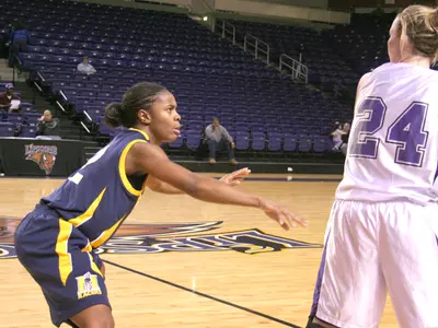 Women's Basketball Wins Fifth Straight Image