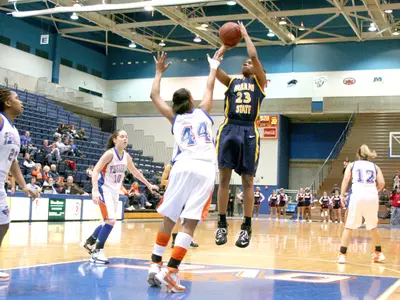 Women's Basketball Shoots Down Skyhawks 71-52 Image