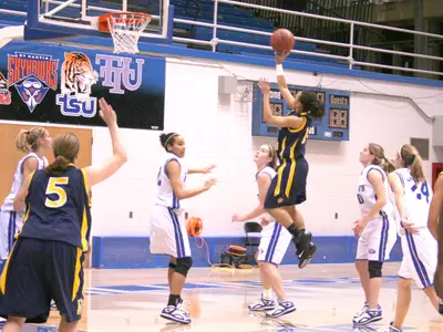 Women's Basketball Falls In Defensive Battle, 62-59 Image