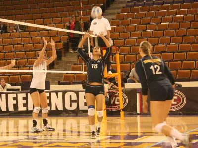Racers Advance to OVC Volleyball Championship Match With Win Over Morehead State Image