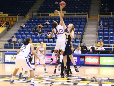 Women's Basketball Uses 19-0 Start To Gain OVC Win Image