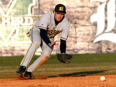 Salukis Bring Bats in 17-4 Victory Over Breds Image