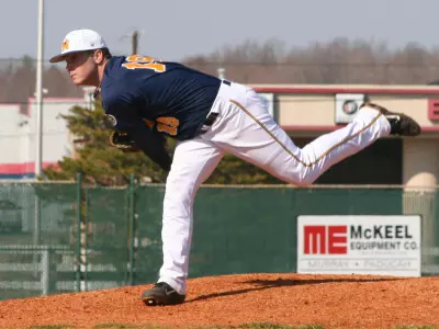 Calhoun Pitches 'Breds to 3-1 Victory Image