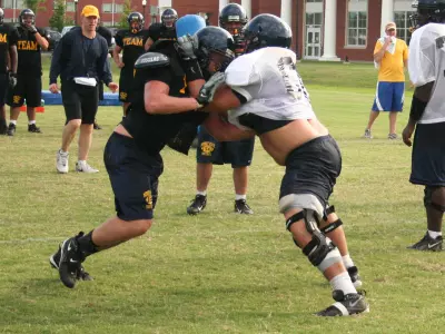Racers Push Through Heat in Second Day of Practice Image