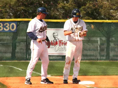 'Breds Drop 4-3 Decision to Bruins Image