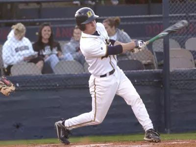 Late Rally Propels 'Breds to 3-1 Victory Image