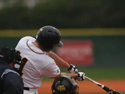 Calhoun Pitches 'Breds to 4-1 Victory Image