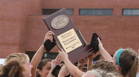 2017_OVC_THROPHY_RAISED