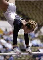 Alisha Robinson ties the Mizzou all-time uneven bar record.