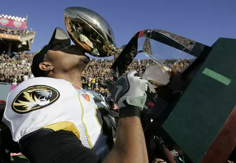 Missouri tight end Martin Rucker kisses the Cotton Bowl trophy after beating Arkansas 38-7. (AP Photo/Tony Gutierrez)