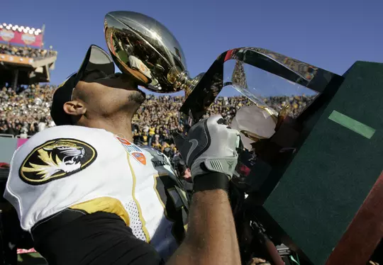 Missouri tight end Martin Rucker kisses the Cotton Bowl trophy after beating Arkansas 38-7. (AP Photo/Tony Gutierrez)