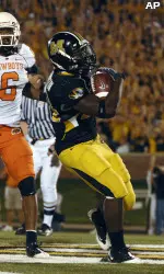 Derrick Washington slips past the Oklahoma State defense for a 5-yard touchdown run during the second quarter. (AP Photo)