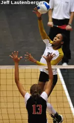 Rosa Medrano posted eight kills on .438 hitting, her second-best mark of the season.</i>