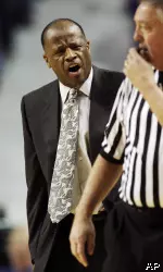 Missouri coach Mike Anderson, left, questions a game official during the first half. (AP Photo/Orlin Wagner)