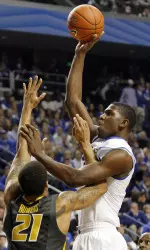 Kentucky's Alex Poythress is defended by Laurence Bowers during the first half. (AP Photo/James Crisp)