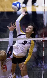 <i>Freshman Carly Kan had 10 kills om .471 hitters to lead all attackers Thursday.</i>