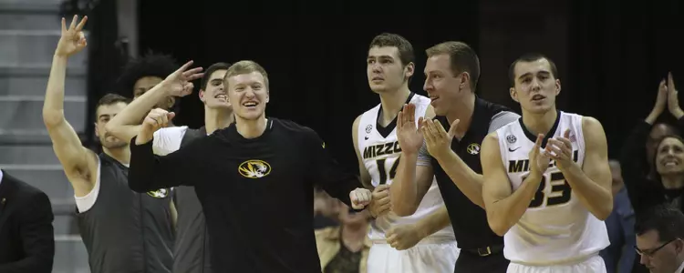 MBB team bench Auburn