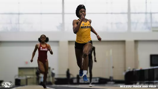 Rondajai Washington finishes first in the women's 200m race