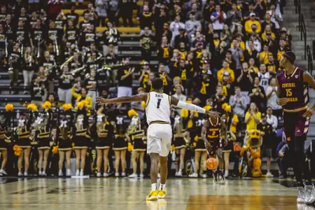 amari davis, crowd in background