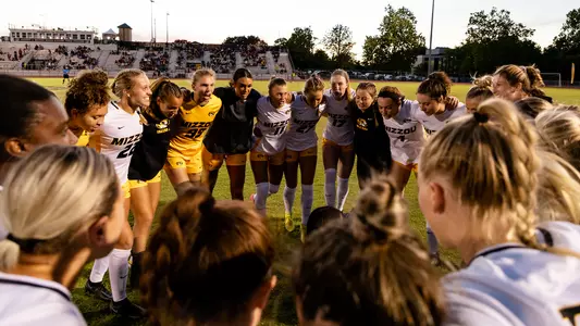 Soccer Huddle vs. MSU 2022
