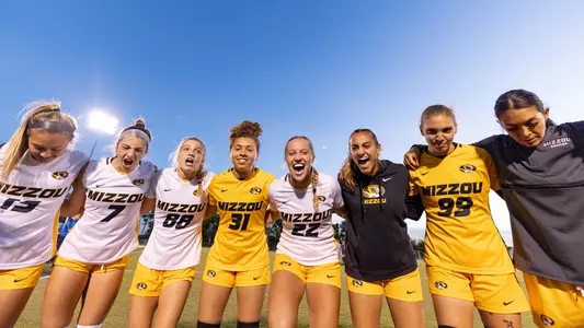 Soccer Huddle vs. MSU 2022