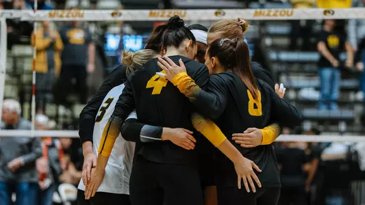 MIZZOUVB_2023_BANNER_HUDDLE_VB_vsMissState_KD_11032023_-02