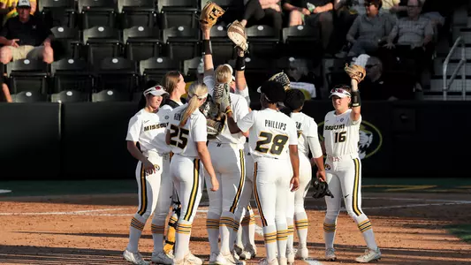 2023_SB_TEAM_HUDDLE_BANNER_vsLindenwood_AG_041223_-21
