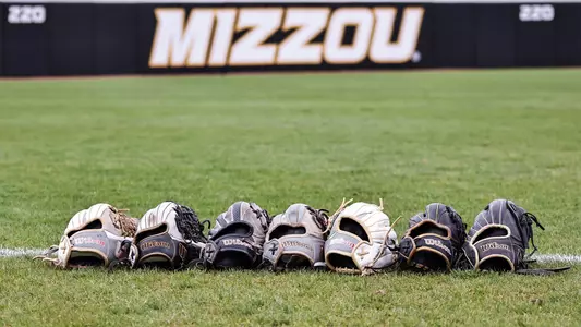 2023 Softball Gloves_MizzouSBStadium_SB_vsOleMiss_LD_04162023_001