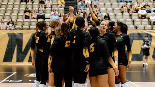 BANNER_TEAM HUDDLE_20230812_Black&Gold_VB_0P1A1841