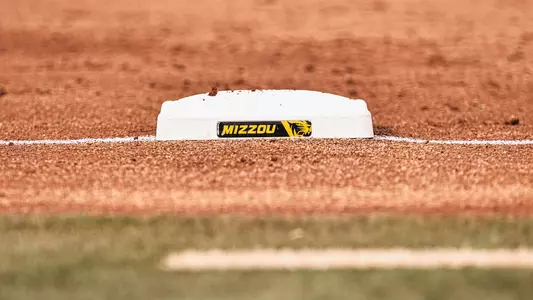 2023_BASE_BANNER_Softball_SB_vsKentucky_JI38