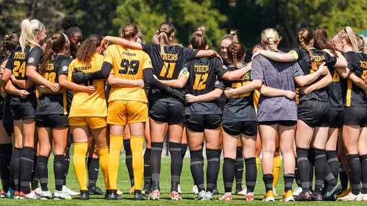 Soccer huddle vs. Mo State 2023