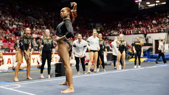 Hannah Horton performs on floor at Alabama.