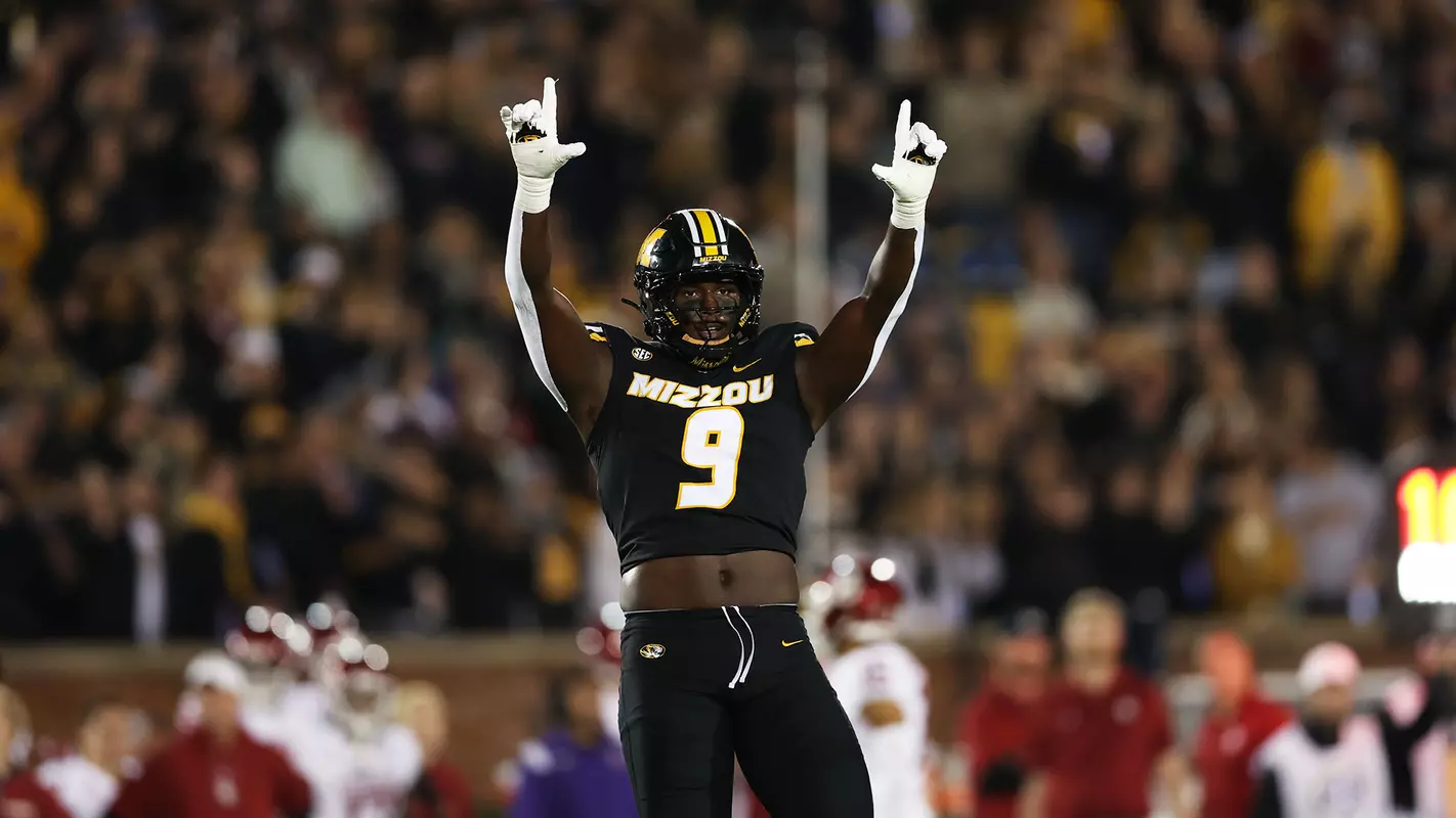 Zion Young-MizzouFB_Oklahoma_BANNER_0A5A6172.jpg